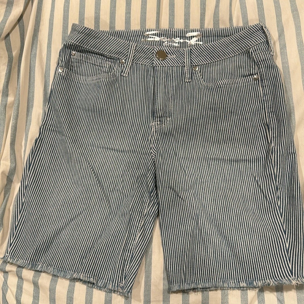 Seven7- Bermuda shorts navy and white size 6. Never been worn
